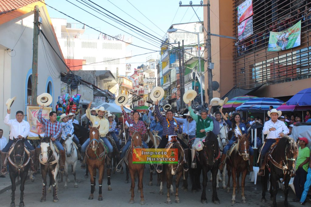 Con una gran cabalgata celebran feria cultural en honor a Santa Catarina en Chicontepec