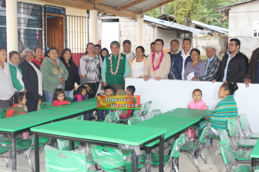 Diputado local Manuel Francisco Martínez Martínez hace entrega de apoyos educativos en Tepetzintla y Chicontepec 