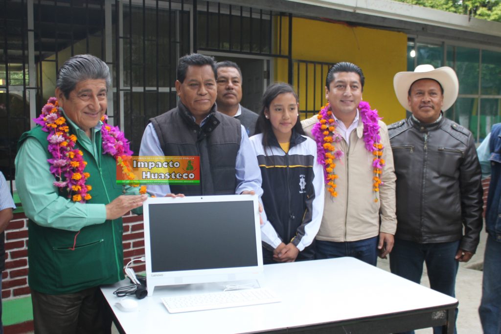 Diputado local Manuel Francisco Martínez Martínez hace entrega de apoyos educativos en Tepetzintla y Chicontepec 