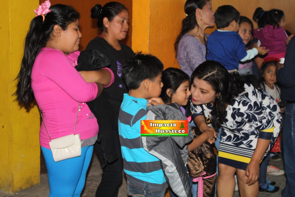 Festeja DIF Municipal día de reyes a los niños en Ixcatepec