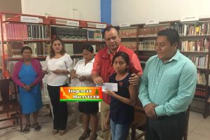 Ayuntamiento de Chicontepec entrega becas de excelencia