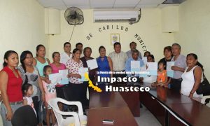 Gobierno municipal e IVEA entregan certificados de primaria y secundaria en Ixcatepec