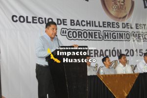 Prof. David Guzmán Martínez, alcalde de Ixcatepec y padrino de generación.