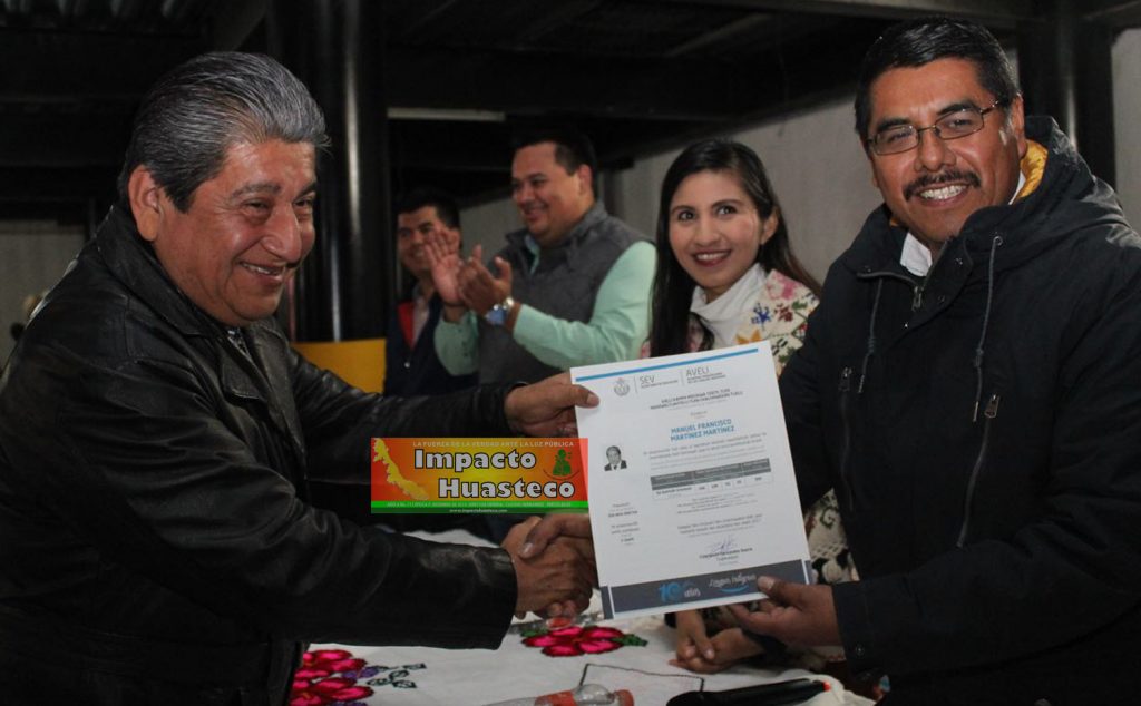 AVELI hace entrega de certificados de proficiencia lingüística en el municipio de Chicontepec.
