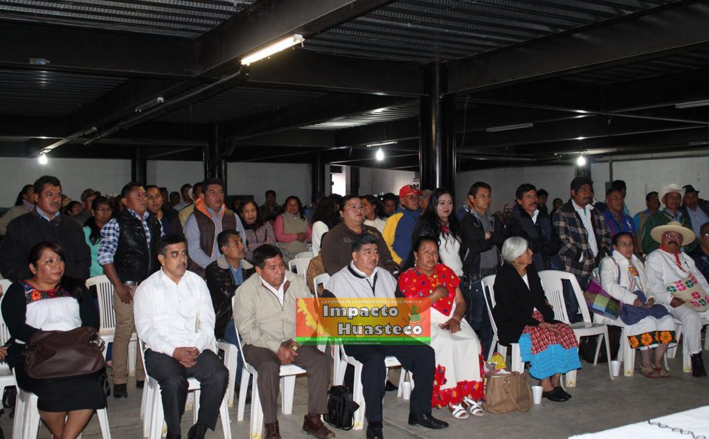 AVELI hace entrega de certificados de proficiencia lingüística en el municipio de Chicontepec.