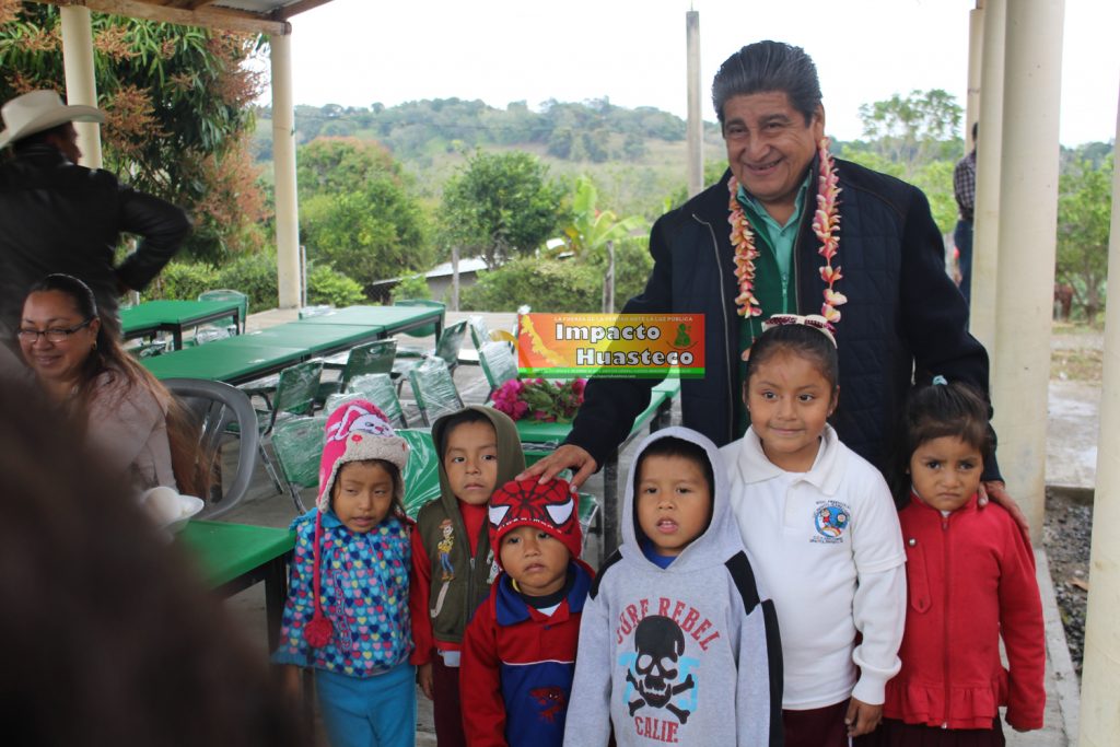Diputado local Manuel Francisco Martínez Martínez hace entrega de apoyos educativos en Tepetzintla y Chicontepec 
