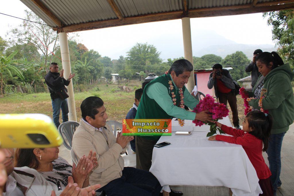 Diputado local Manuel Francisco Martínez Martínez hace entrega de apoyos educativos en Tepetzintla y Chicontepec 