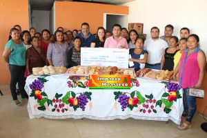 Alcalde de Chicontepec entrega apoyo a panadería y belleza en Nuevo Parajes 