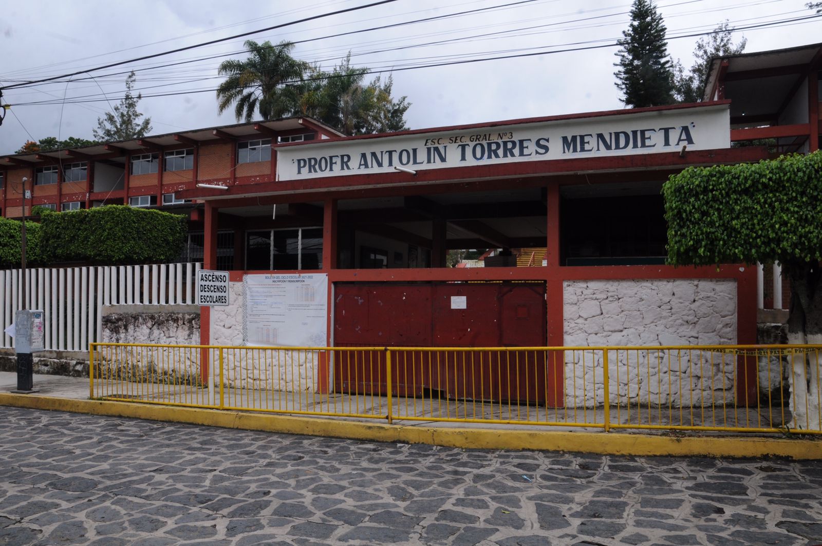 PADRES DE FAMILIA DE LA SECUNDARIA GENERAL 3 DE XALAPA NO ENVÍAN A SUS ...